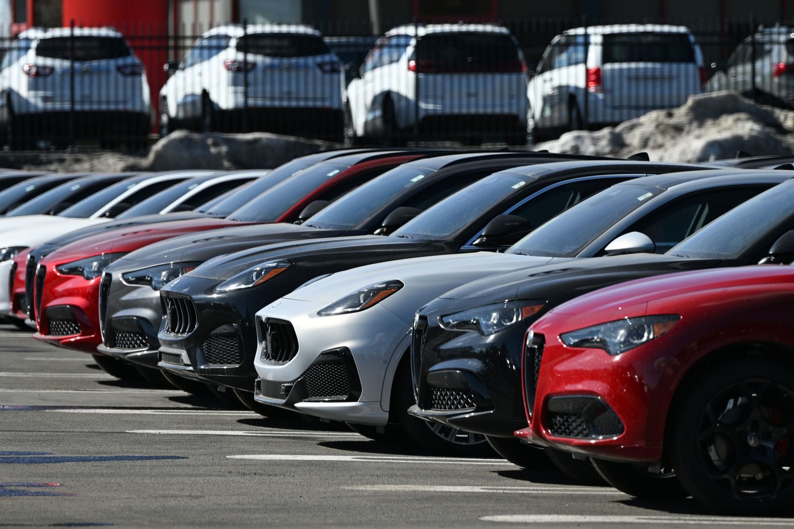 صناع السيارات في أوروبا يطالبون بحل سريع للنزاع التجاري مع أمريكا