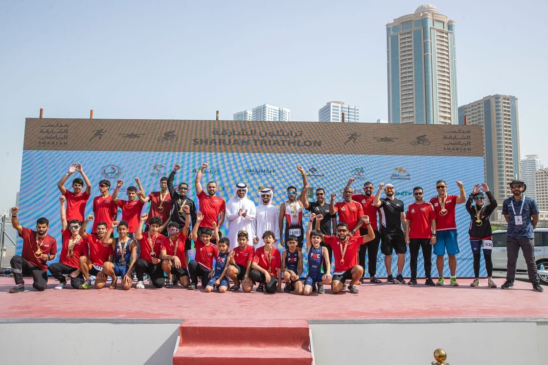 تتويج الفائزين بمنافسات "ترايثلون الشارقة"
