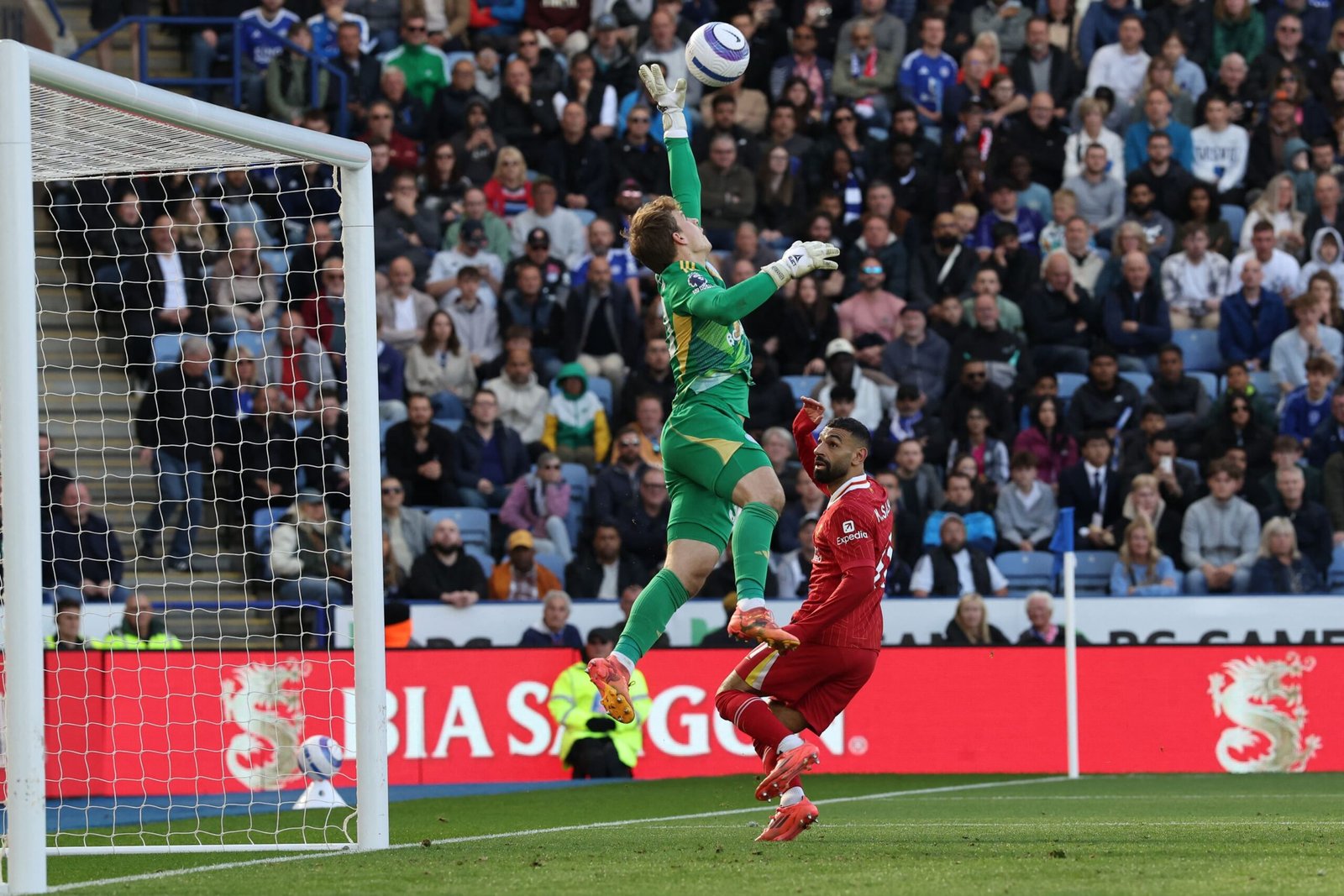 ليفربول يفوز على ليستر سيتي ويقترب من لقب الدوري الإنجليزي