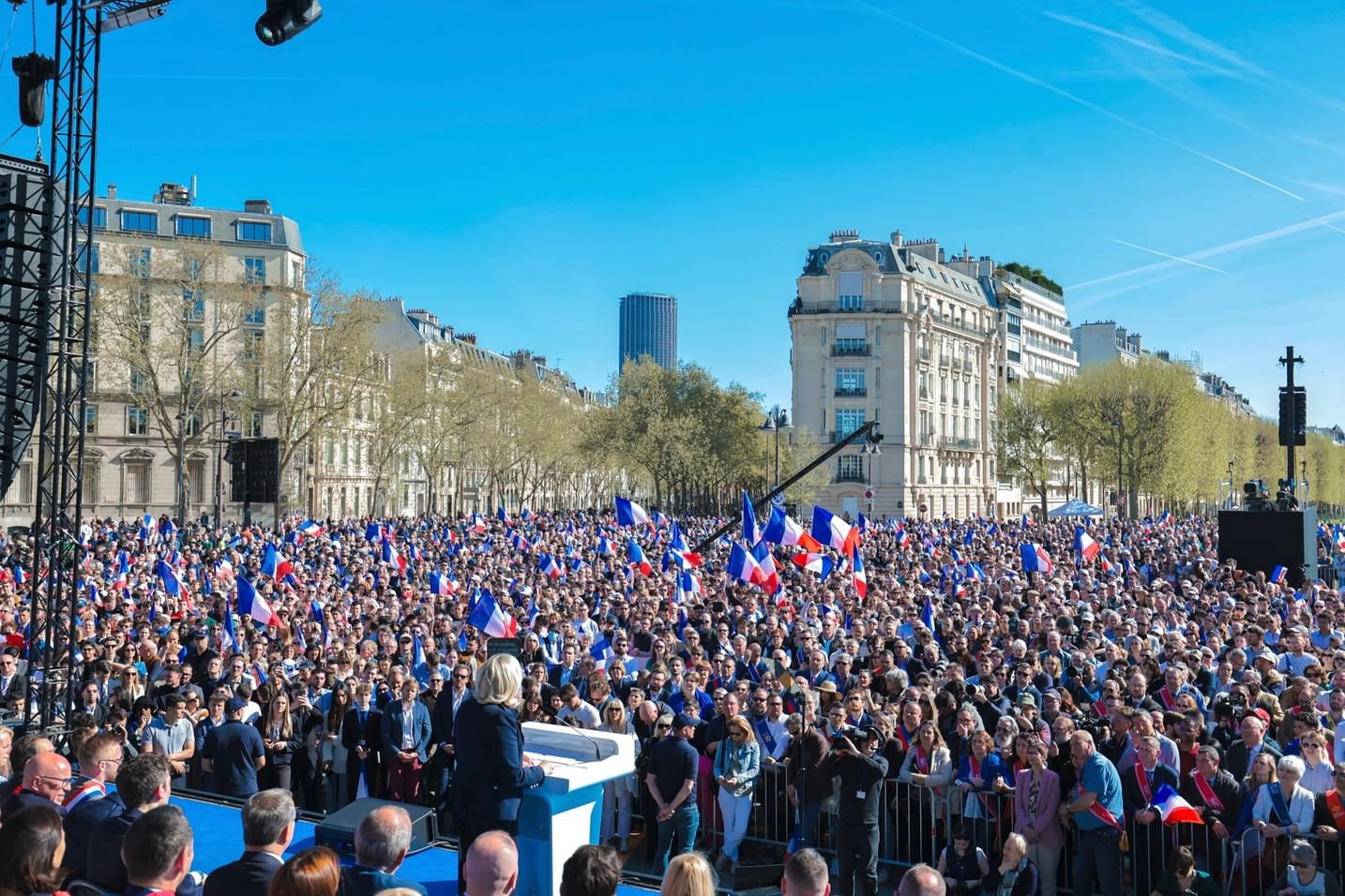 باريس تشهد تظاهرات حاشدة لليمين المتطرف واليسار 1 باريس تشهد تظاهرات حاشدة لليمين المتطرف واليسار