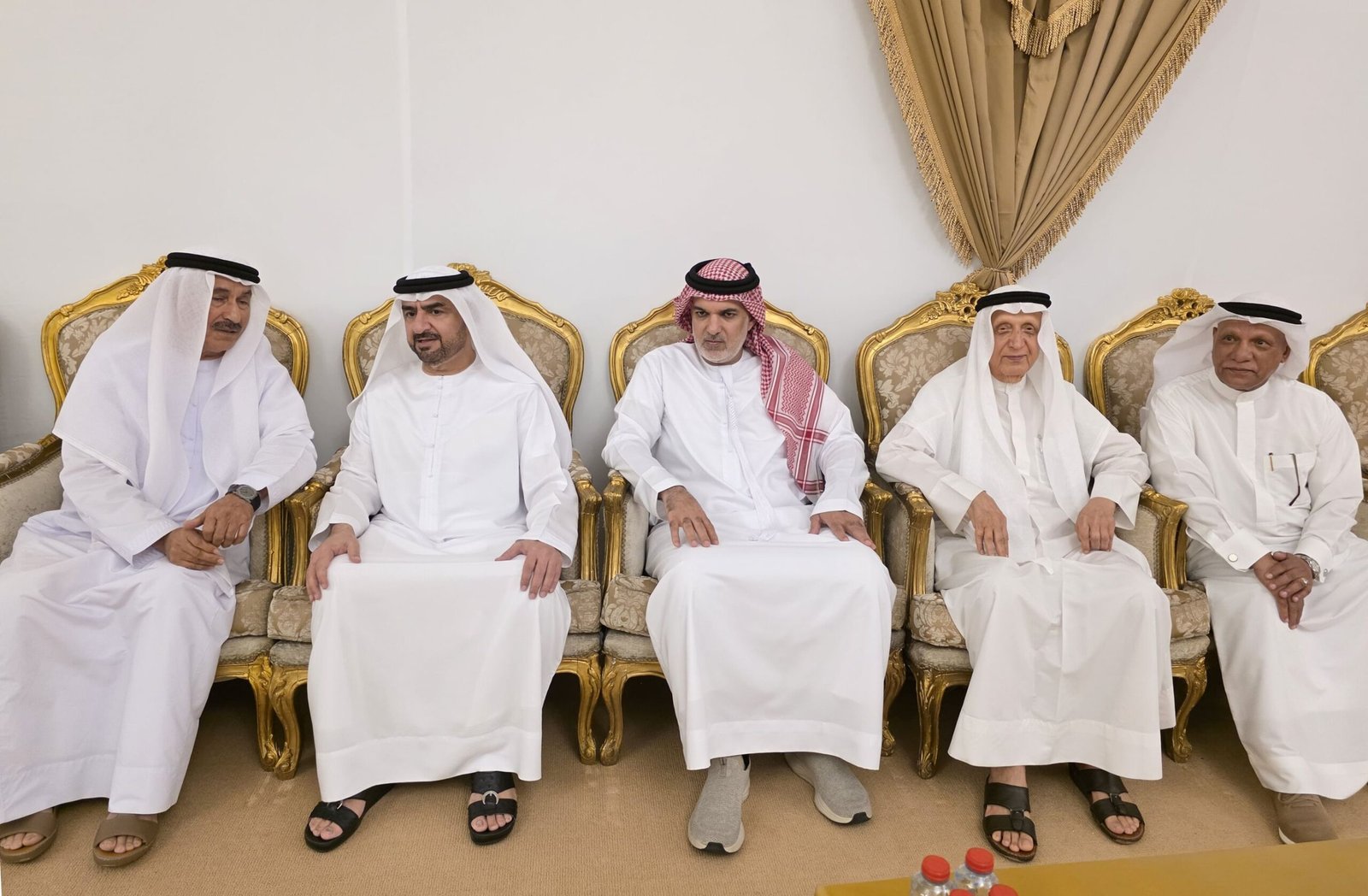 عبدالله بن سالم القاسمي يقدم واجب العزاء في وفاة موزة بنت حميد المزروعي