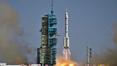 الصين تطلق مركبة "شنتشو-20" المأهولة لمحطتها الفضائية المدارية