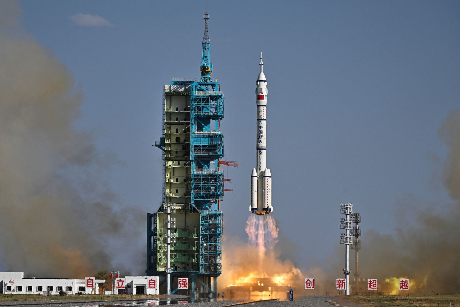 الصين تطلق مركبة "شنتشو-20" المأهولة لمحطتها الفضائية المدارية