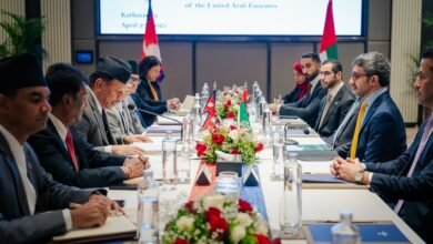 عبدالله بن زايد يلتقي نائب رئيس الوزراء وزير التنمية الحضرية في نيبال