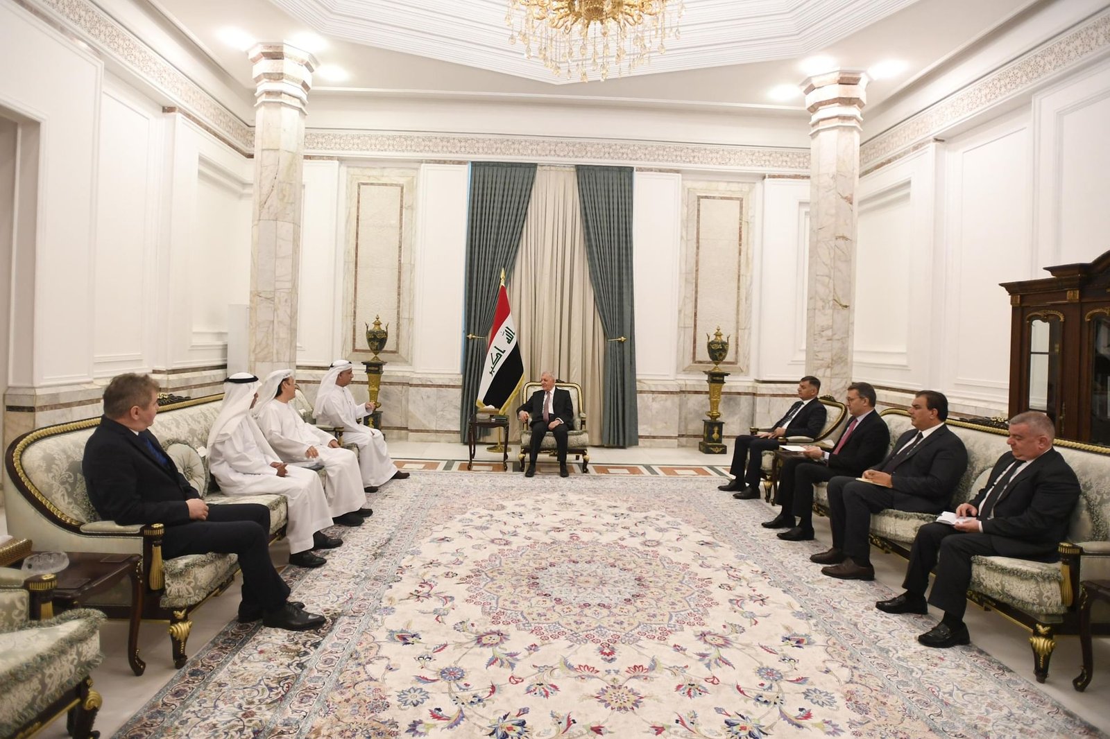 الرئيس العراقي يستقبل فريق منطاد العرب