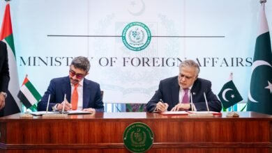 عبدالله بن زايد يلتقي نائب رئيس الوزراء وزير الخارجية الباكستاني .. وتوقيع مذكرتي تفاهم واتفاقية بين البلدين