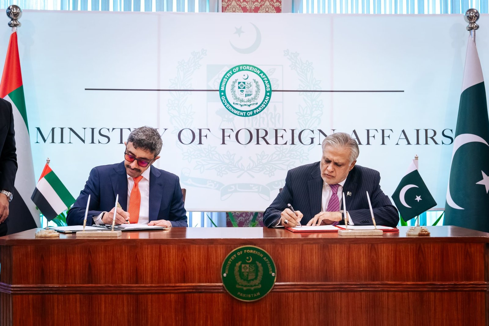 عبدالله بن زايد يلتقي نائب رئيس الوزراء وزير الخارجية الباكستاني .. وتوقيع مذكرتي تفاهم واتفاقية بين البلدين