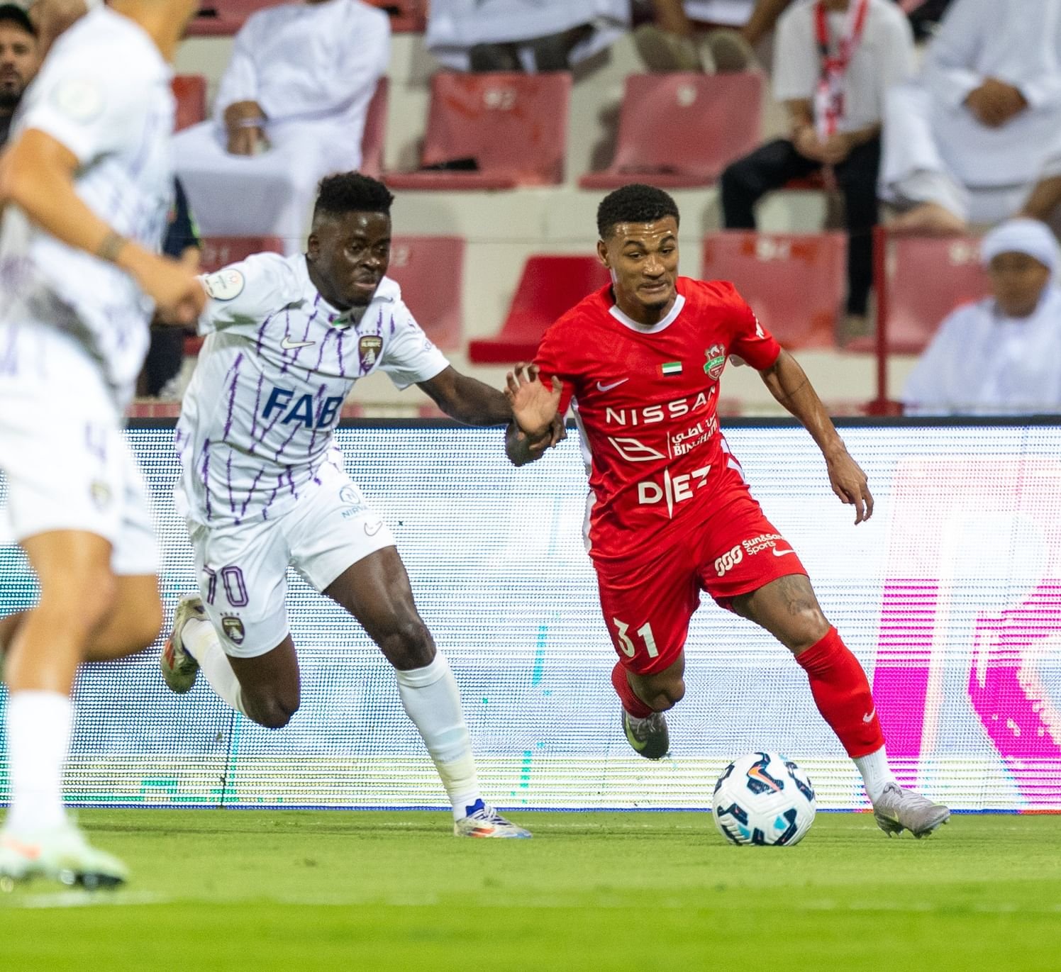 تعادل شباب الأهلي والعين في دوري أدنوك للمحترفين