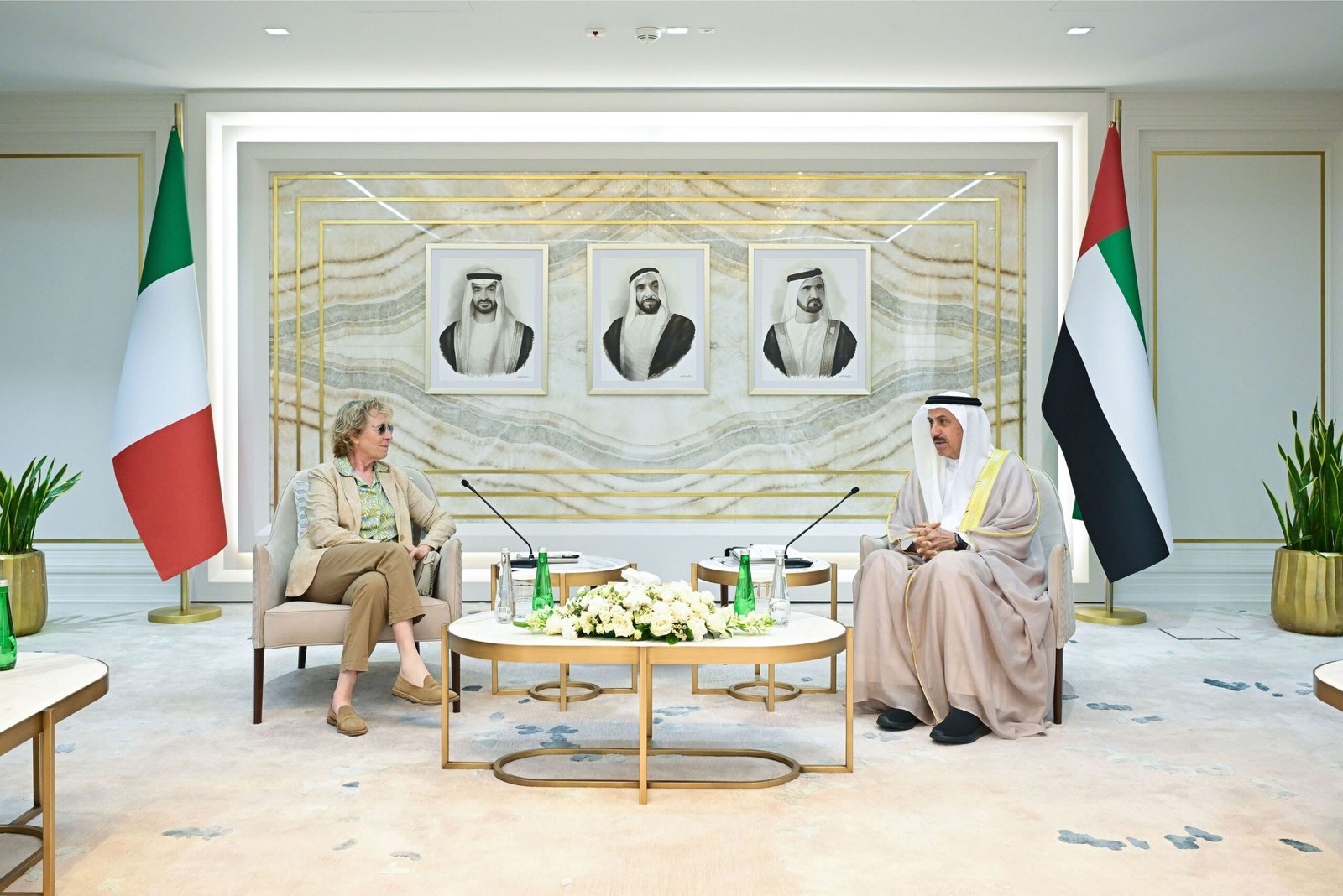 صقر غباش يستقبل رئيسة "لجنة الشؤون الخارجية" بمجلس الشيوخ الإيطالي 1 صقر غباش يستقبل رئيسة "لجنة الشؤون الخارجية" بمجلس الشيوخ الإيطالي