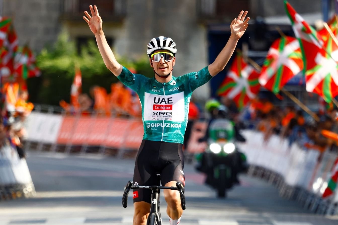 "الإمارات للدراجات" يتصدر التصنيف العام في سباق بتزوليا باسك كونتري