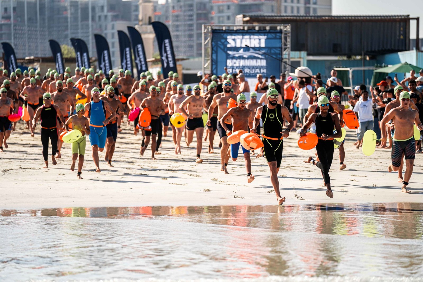 المكتب الإعلامي لحكومة الشارقة يختتم بطولة " أوشن مان" العالمية بمشاركة 500 سباح