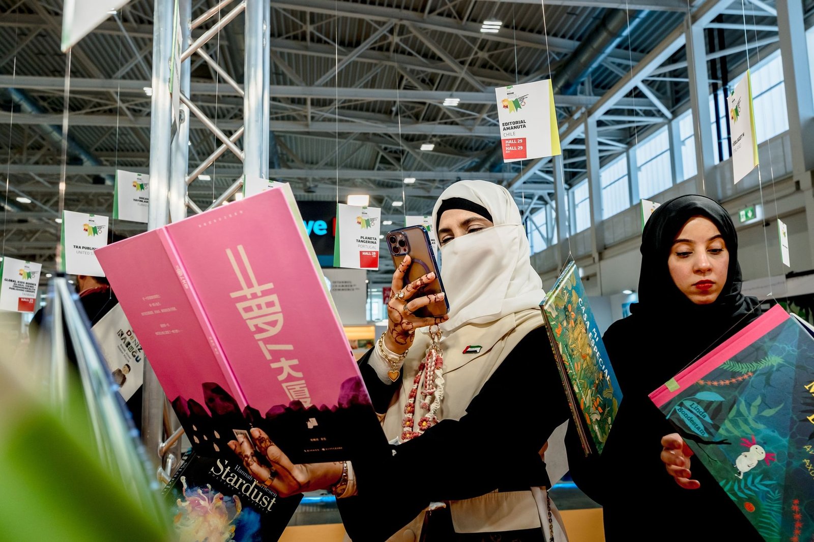 "كتاب من الإمارات" تختتم مشاركتها الأولى في معرض بولونيا الدولي لكتاب الطفل 1 "كتاب من الإمارات" تختتم مشاركتها الأولى في معرض بولونيا الدولي لكتاب الطفل