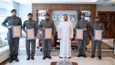 سيف بن زايد يكرم منتسبين من "صقور الداخلية" أنقذوا حياة 9 أشخاص إثر انقلاب سفينتهم وسط البحر