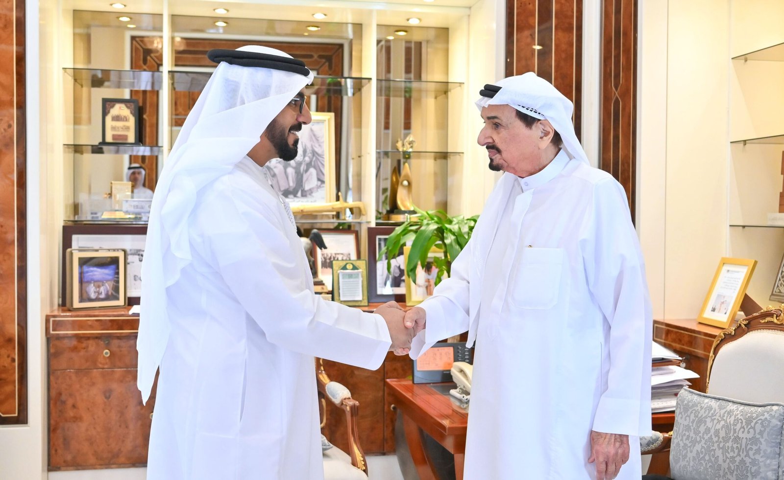 حاكم عجمان وولي عهده يطلعان على مشروعات ومبادرات هيئة الهلال الأحمر الإماراتي 1 حاكم عجمان وولي عهده يطلعان على مشروعات ومبادرات هيئة الهلال الأحمر الإماراتي