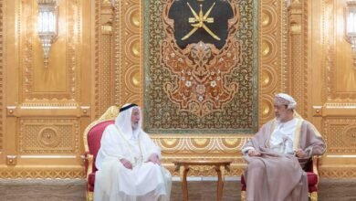 سلطان عمان يستقبل حاكم الشارقة في قصر العلم