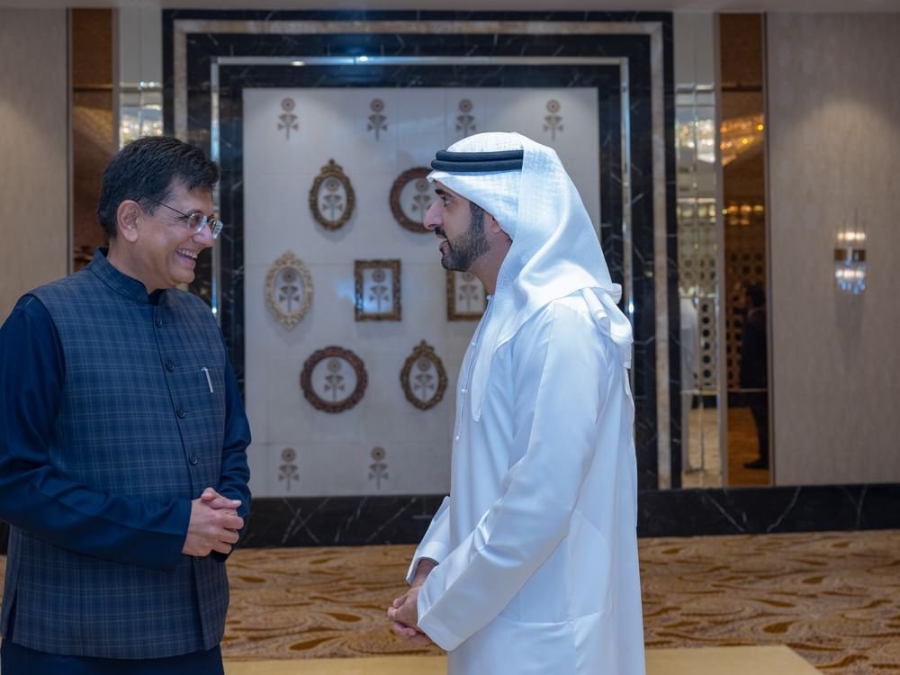 حمدان بن محمد يستعرض مع وزير التجارة والصناعة في الهند آفاق الشراكة الاقتصادية الشاملة بين البلدين