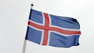 آيسلندا تخلي بلدة ومنتجعا بسبب ثوران بركاني وشيك