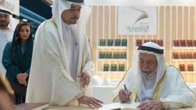 حاكم الشارقة يزور معرض مسقط الدولي للكتاب ويوقع أحدث إصداراته "البرتغاليون في بحر عُمان، أحداث في حوليات من 1497م إلى 1757م"