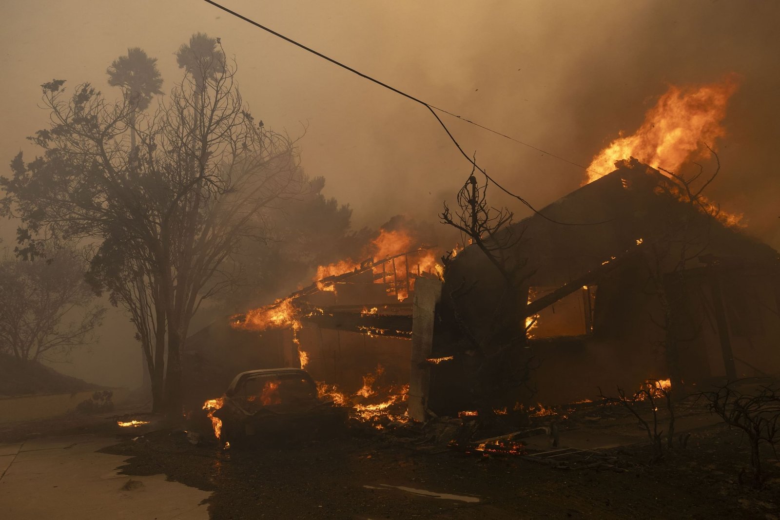 حرائق الغابات بكاليفورنيا تتسبب بعمليات إخلاء في عدة مقاطعات