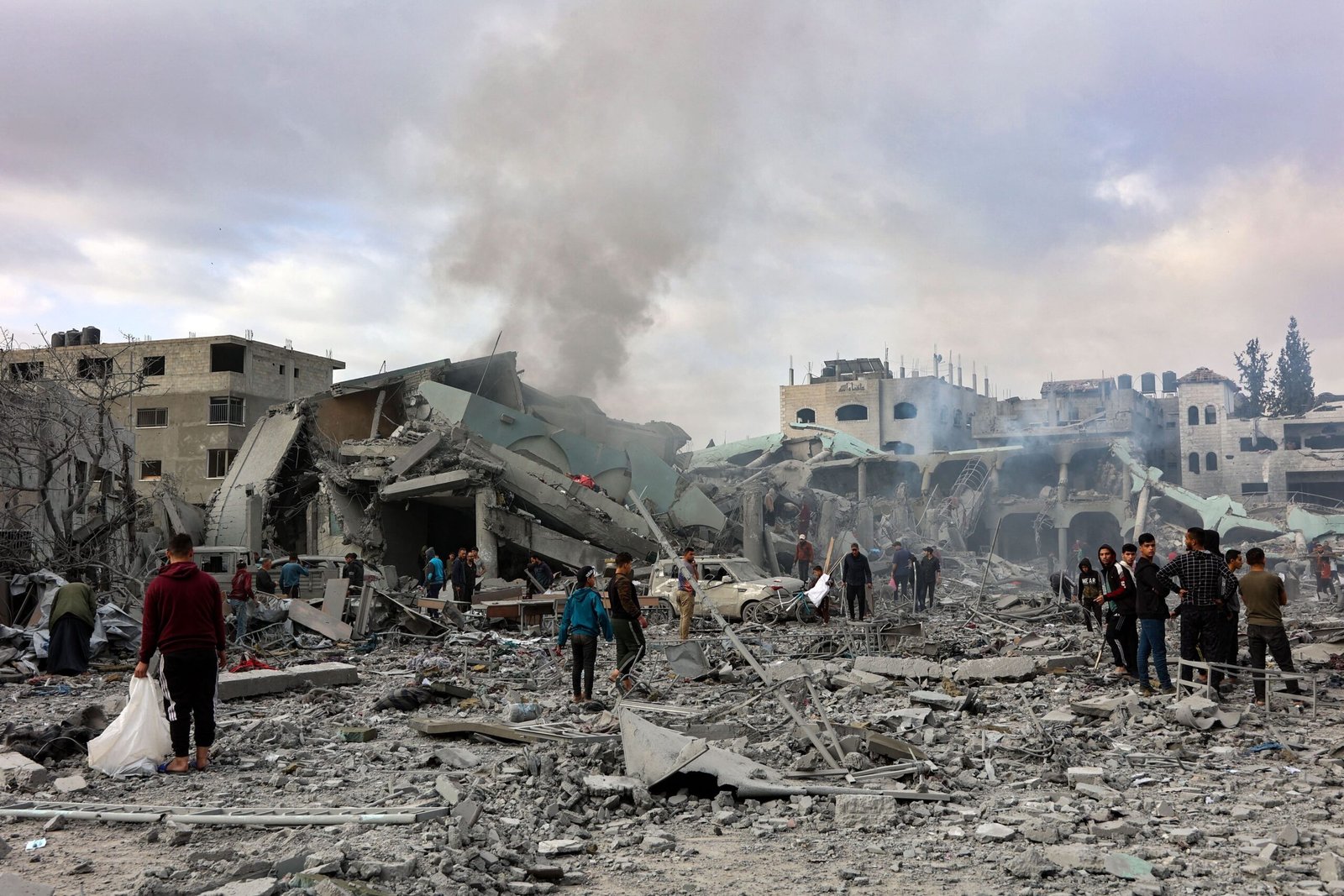 19 شهيداً في قصف للاحتلال على خان يونس