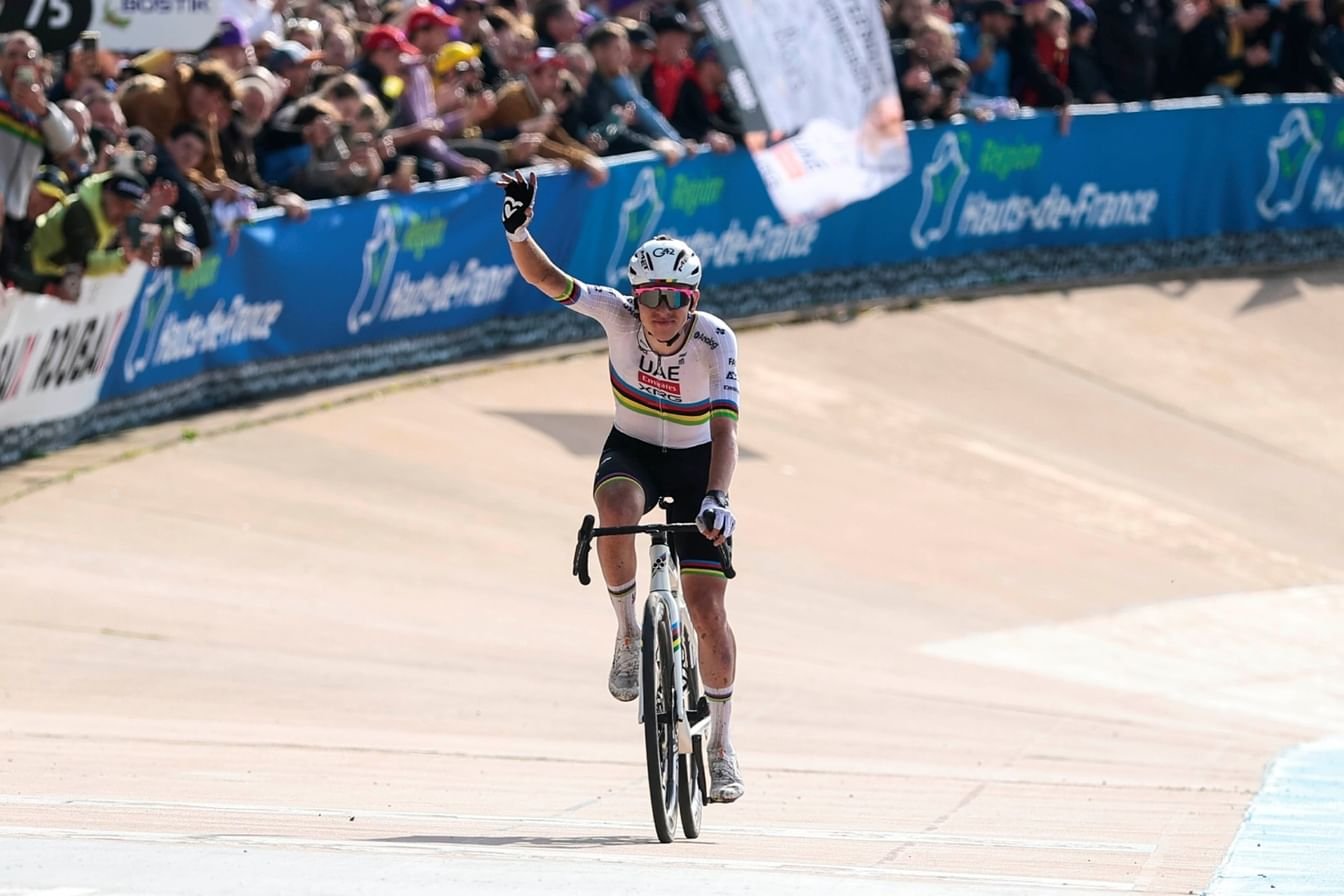 "الإمارات للدراجات" وصيفا في سباق "باريس روبيه" 1 "الإمارات للدراجات" وصيفا في سباق "باريس روبيه"