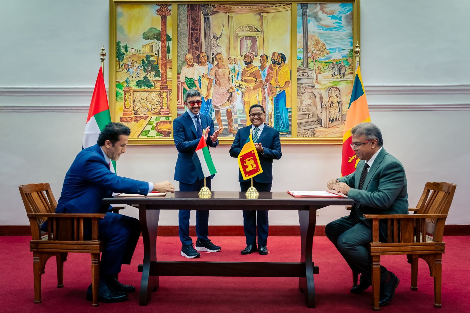 عبدالله بن زايد يلتقي وزير خارجية سريلانكا في كولومبو