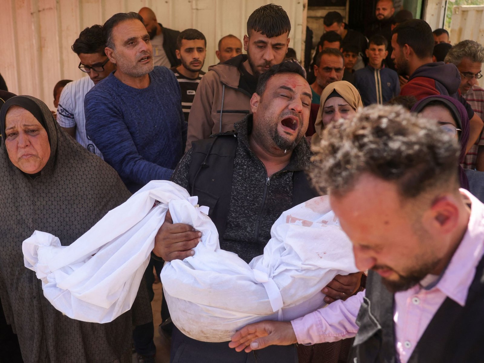 عشرات الشهداء والجرحى الفلسطينيين في قصف إسرائيلي لقطاع غزة