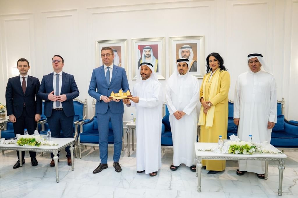 غرفة الشارقة" تبحث مع رئيس وزراء مقدونيا الشمالية تعزيز التعاون الاقتصادي