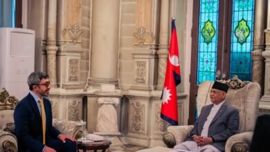 عبدالله بن زايد يلتقي رئيس وزراء نيبال في كاتماندو