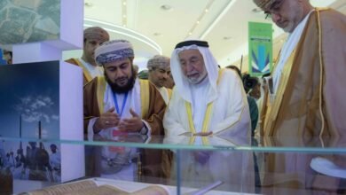 حاكم الشارقة يزور معرض مسقط الدولي للكتاب ويوقع أحدث إصداراته "البرتغاليون في بحر عُمان، أحداث في حوليات من 1497م إلى 1757م"