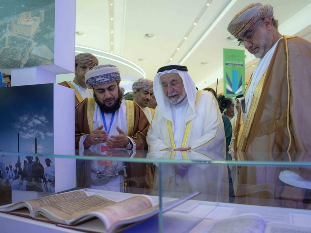 حاكم الشارقة يزور معرض مسقط الدولي للكتاب ويوقع أحدث إصداراته "البرتغاليون في بحر عُمان، أحداث في حوليات من 1497م إلى 1757م"