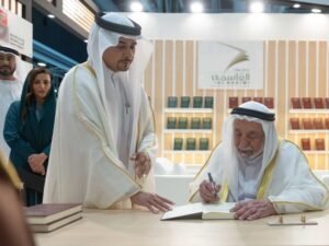 حاكم الشارقة يزور معرض مسقط الدولي للكتاب ويوقع أحدث إصداراته "البرتغاليون في بحر عُمان، أحداث في حوليات من 1497م إلى 1757م"