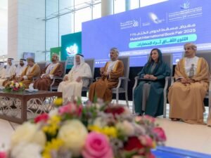 حاكم الشارقة يزور معرض مسقط الدولي للكتاب ويوقع أحدث إصداراته "البرتغاليون في بحر عُمان، أحداث في حوليات من 1497م إلى 1757م"