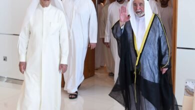 حاكم الشارقة يقدم واجب العزاء في وفاة الشيخة حصة بنت حميد الشامسي