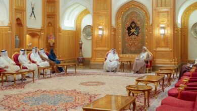 سلطان عمان يستقبل حاكم الشارقة في قصر العلم