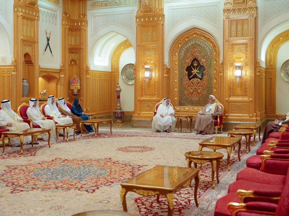 سلطان عمان يستقبل حاكم الشارقة في قصر العلم