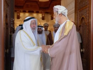 سلطان عمان يستقبل حاكم الشارقة في قصر العلم