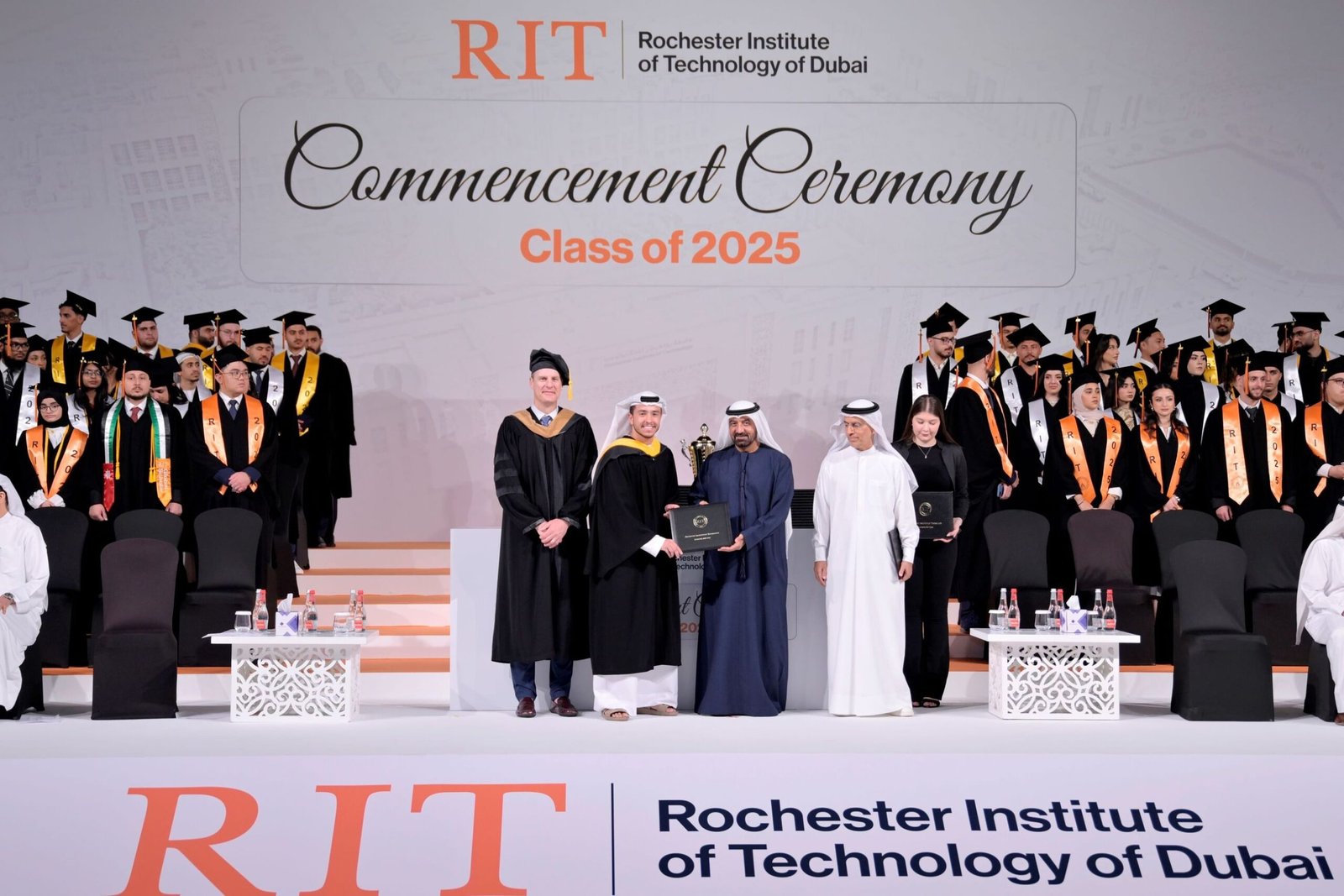 أحمد بن سعيد يشهد تخريج 300 طالب وطالبة من "روتشستر دبي"