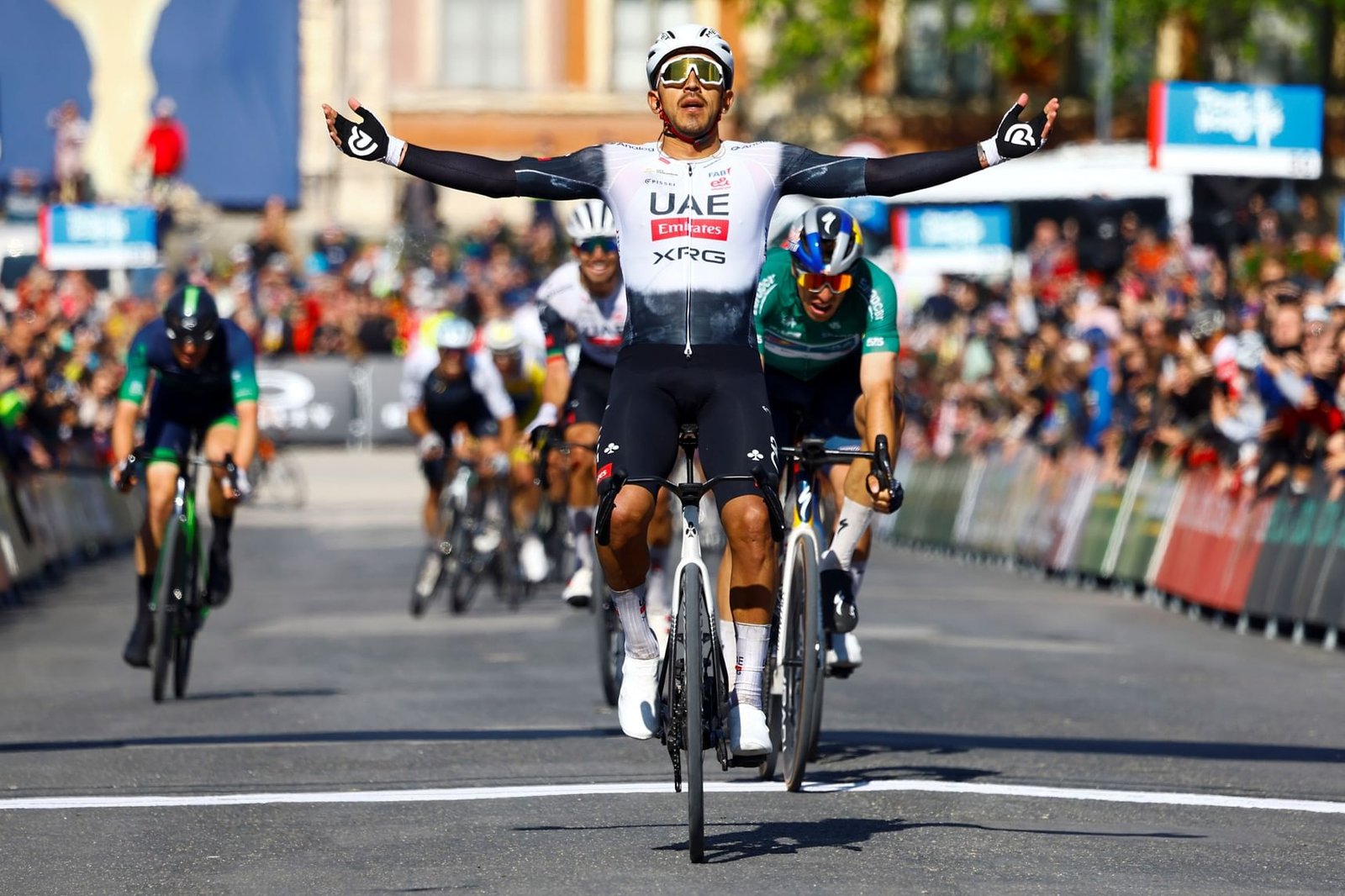 "الإمارات للدراجات" يتصدر "جيرو دي إيطاليا" ويتألق في المجر