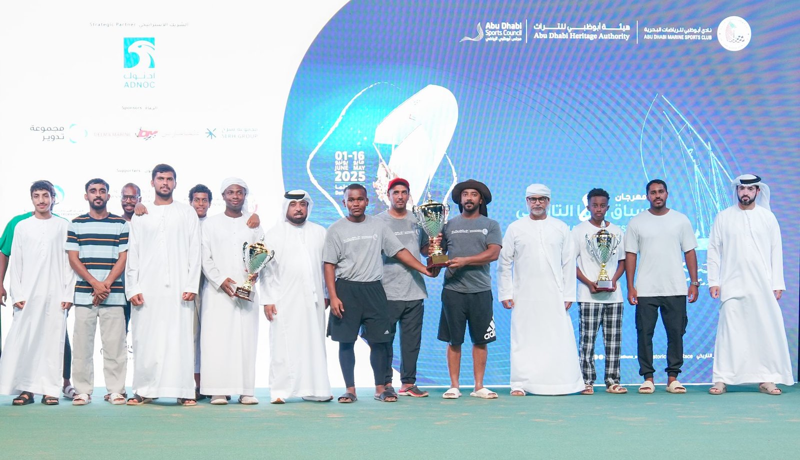 تتويج الفائزين في الأشواط التأهيلية لسباق دلما لقوارب التجديف التراثية