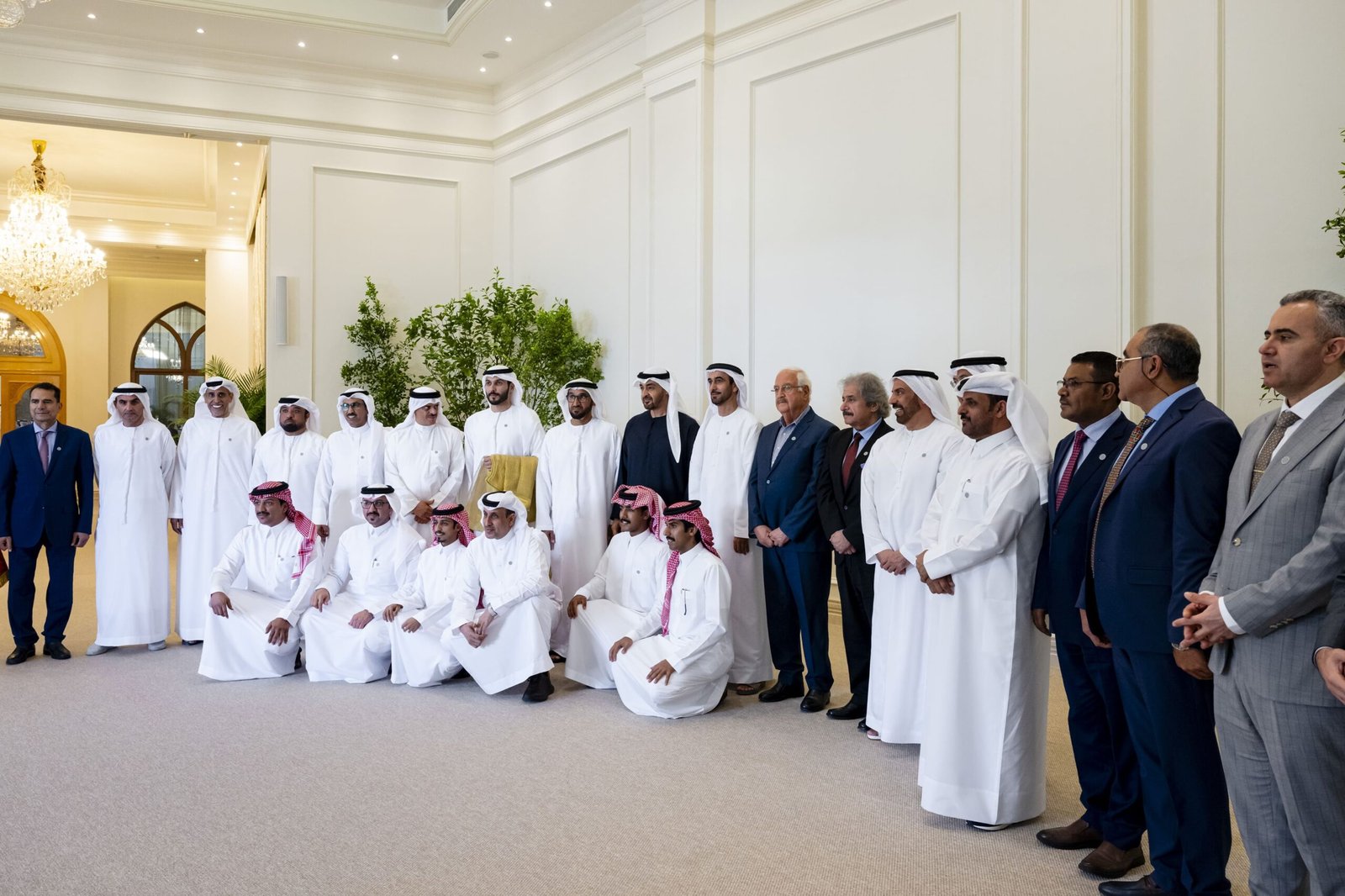 رئيس الدولة يستقبل الفائزين في مسابقات "أمير الشعراء" و"شاعر المليون" و"المنكوس" ولجان تحكيمها