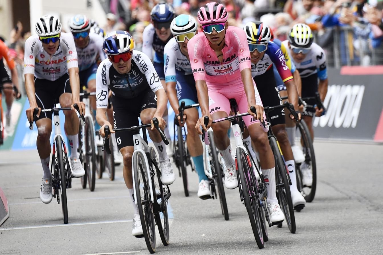 "الإمارات للدراجات" يحتفظ بصدارة التصنيف لسباق جيرو دي إيطاليا 1 "الإمارات للدراجات" يحتفظ بصدارة التصنيف لسباق جيرو دي إيطاليا