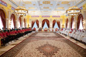 محمد بن راشد يستقبل فريق شباب الأهلي ويهنّئهم بالفوز بعدة بطولات هذا الموسم