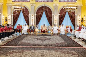 محمد بن راشد يستقبل فريق شباب الأهلي ويهنّئهم بالفوز بعدة بطولات هذا الموسم
