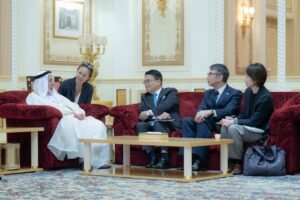 حاكم الشارقة يستقبل محافظ آيتشي اليابانية.. ويبحثان تعزيز التعاون بين البلدين