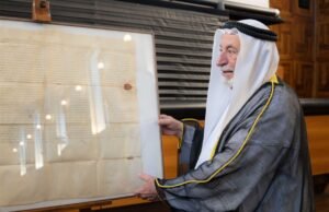 حاكم الشارقة يهدي جامعة القلب المقدس الكاثوليكية في ميلانو مخطوطاً تاريخياً نادراً وكتاب "مرسوم بابوي"