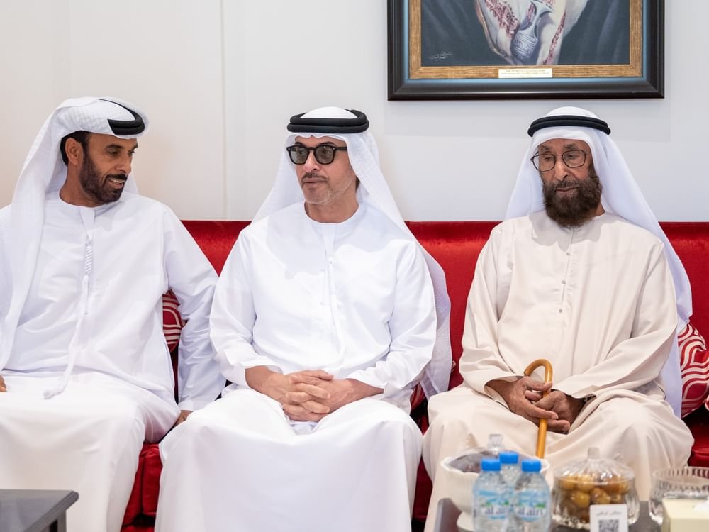 هزاع بن زايد يقدم واجب العزاء في وفاة خميس حموده خميس العرياني