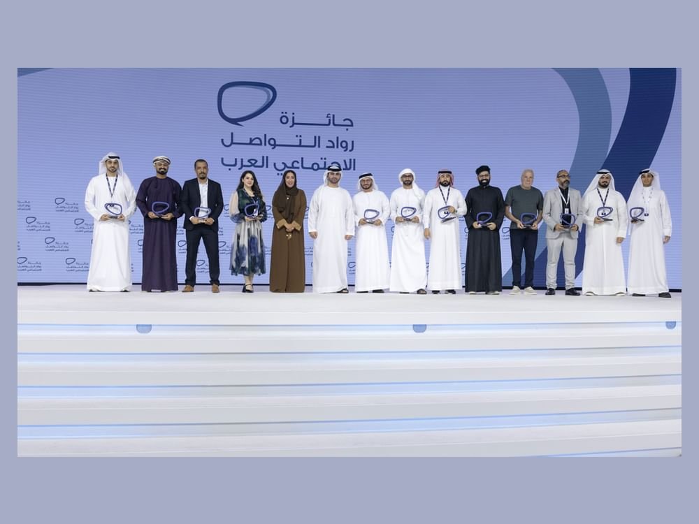 منصور بن محمد ولطيفة بنت محمد يكرّمان الفائزين بجائزة "رواد التواصل الاجتماعي العرب" في دورتها الخامسة 1 منصور بن محمد ولطيفة بنت محمد يكرّمان الفائزين بجائزة "رواد التواصل الاجتماعي العرب" في دورتها الخامسة