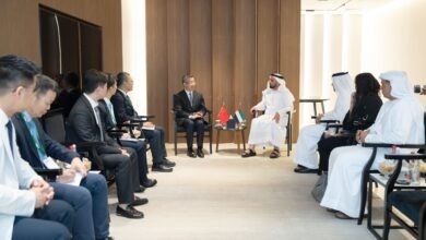 سيف بن زايد يلتقي مسؤولا صينيا على هامش سيملس الشرق الأوسط