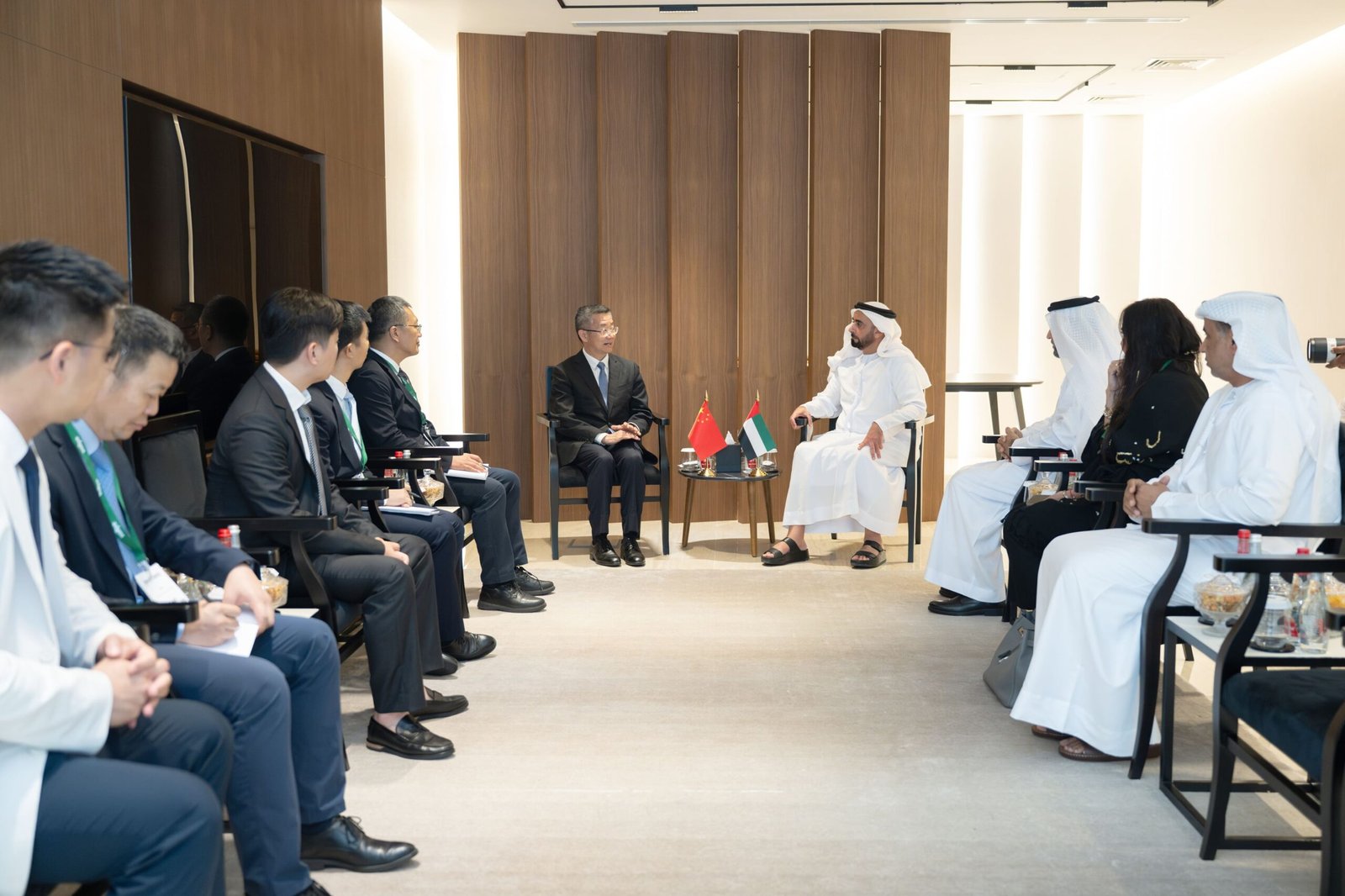 سيف بن زايد يلتقي مسؤولا صينيا على هامش سيملس الشرق الأوسط